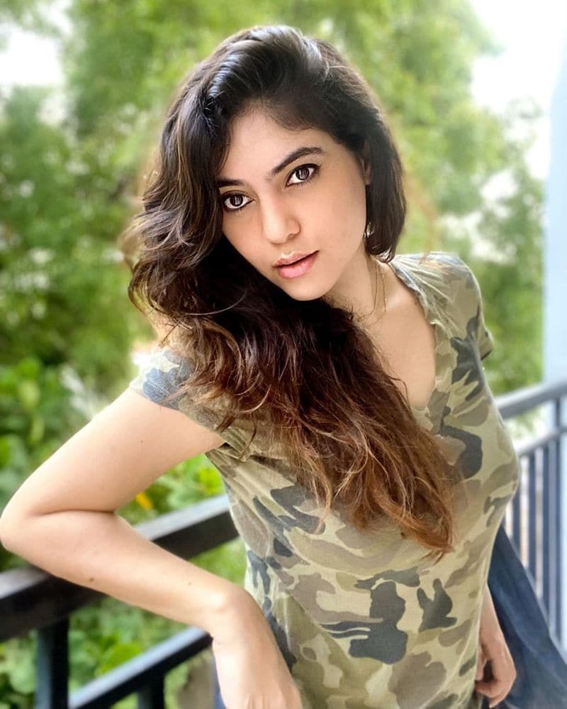 அதன் பின்னர் பெரிதாக பட வாய்ப்புகள் அமையவில்லை. இந்நிலையில் திடீரென பிக்பாஸ் 3 நிகழ்ச்சியில் பங்கேற்பாளராக தோன்றிய ஷெரின் ரசிகர்களை ஆச்சரியத்தில் ஆழ்த்தினார். 