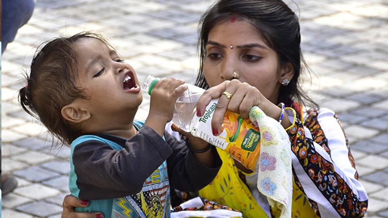 यह तस्वीर अमृतसर की है। गर्मी ने लोगों की हालत खराब कर रखी है, ऐसे में मीलों पैदल चलकर अपने घर जाना पड़ रहा है।