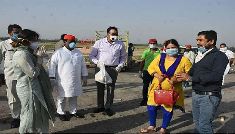लॉकडाउन के कारण अलग-अलग राज्यों में प्रवासी मजदूरों का यूपी आना जारी है। हर रोज ट्रेनें व बसें मजदूरों को लेकर प्रदेश आ रही हैं और राज्य सरकार उन्हें सरकारी बसों से उनके गृह जनपद रवाना कर रही है।
