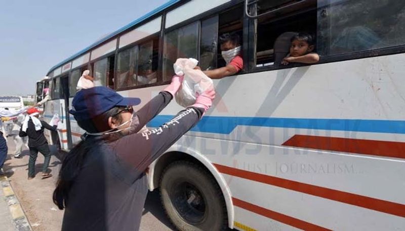 डिंपल यादव की बेटी ने भी प्रवासियों की मदद में हाथ बंटाया। उनके साथ कुछ कार्यकर्ता थे जो रोडवेज व निजी वाहन रुकते ही खाद्य सामग्री वितरित कर रहे थे।