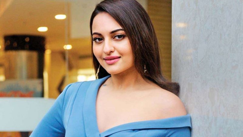 बात सोनाक्षी के वर्कफ्रंट की करें तो वे आखिरी बात कलंक और मिशन मंगल में नजर आई थी। कलंक तो सुपरफ्लॉप रही लेकिन मिशन मंगल ने अच्छा बिजनेस किया। लॉकडाउन के बाद वो अजय देवगन के साथ 'भुज: द प्राइड ऑफ इंडिया' में नजर आएंगी।