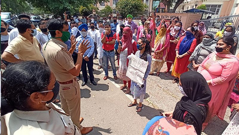लॉकडाउन में पुलिस को कई मोर्चों पर ड्यूटी करनी पड़ रही है। लॉकडाउन अवधि में फीस लिए जाने का विरोध करने स्कूल में जुटे लोगों को समझाइश देती चंडीगढ़ पुलिस।