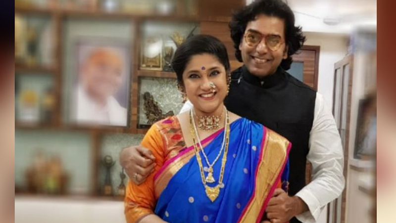 उन्होंने बताया था- 'मैंने ठान लिया था कि मैं रेणुका को आई लव यू कहने को मजबूर कर दू्ंगा। वे गोवा में शूटिंग कर रही थी तो मैंने उन्हें फोन पर एक कविता सुनाई। इस कविता में मैंने इकरार, इनकार, खामोशी, खालीपन और झुकी निगाहें... सबकुछ लिखा था। इस कविता को सुनने के बाद उन्होंने मुझे आई लव यू कह दिया था। ये सुनकर मैं खुशी से पागल हो गया था। 