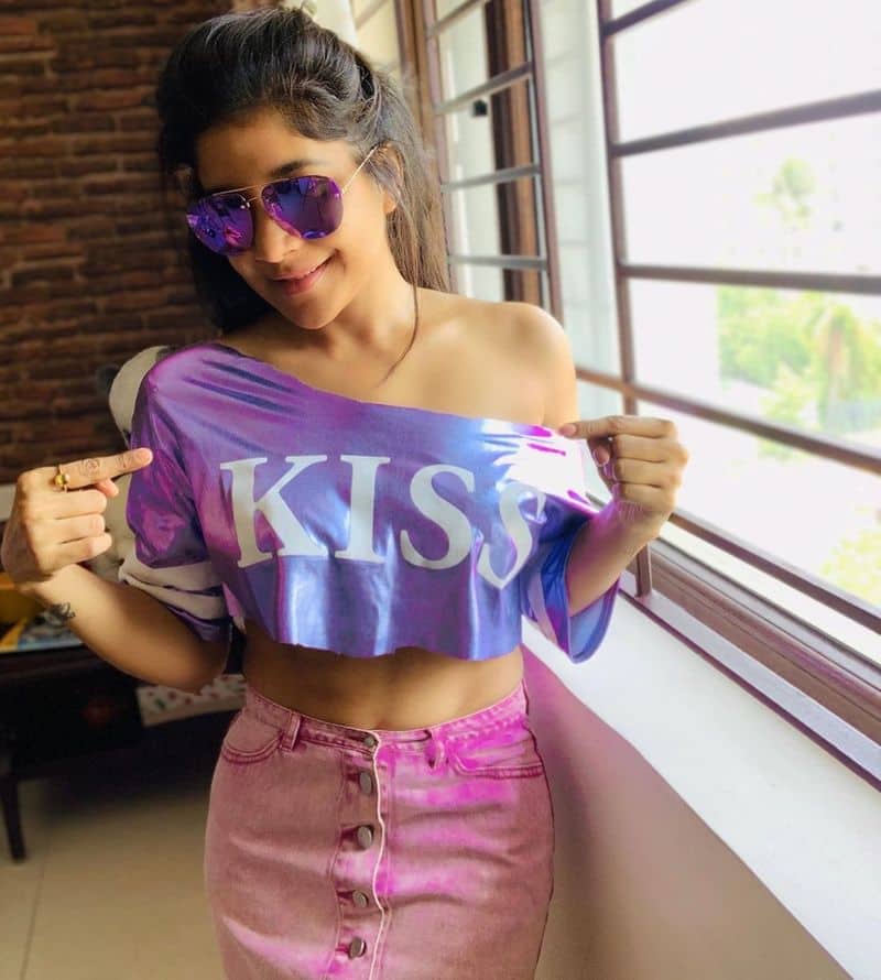 Netizens Slams Big Boss Fame Sakshi Agarwal For Posting Kiss T-Shirt Photo in Instagram