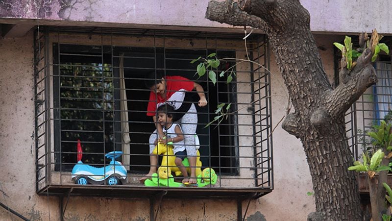 लॉकडाउन के बीच घर में मस्ती करते बच्चे। मुंबई में कोरोना संक्रमण तेजी से फैला है।