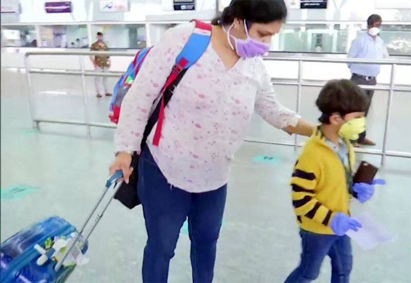 5 Years Old Boy vihaan sharma Travels Alone Fro Delhi to Bangaluru as Flight