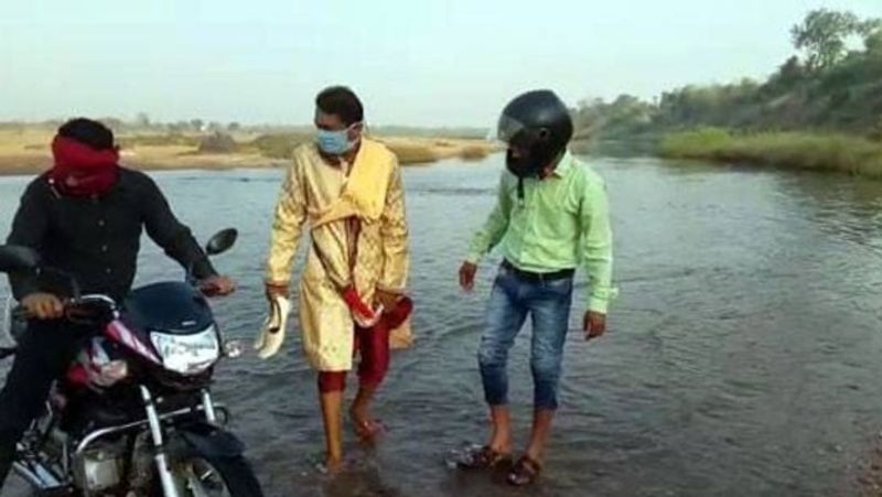 बता दें कि दूल्हा का नाम इंद्रमेघ है और वह महाराष्ट्र गोंदिया जिले के धापेवाड़ा गांव का रहने वाला है। जिसकी शादी आकोला किरनापुर की एक लड़की से हुई। इस शादी में सोशल डिस्टेंसिंग का पूरा पालन किया गया।