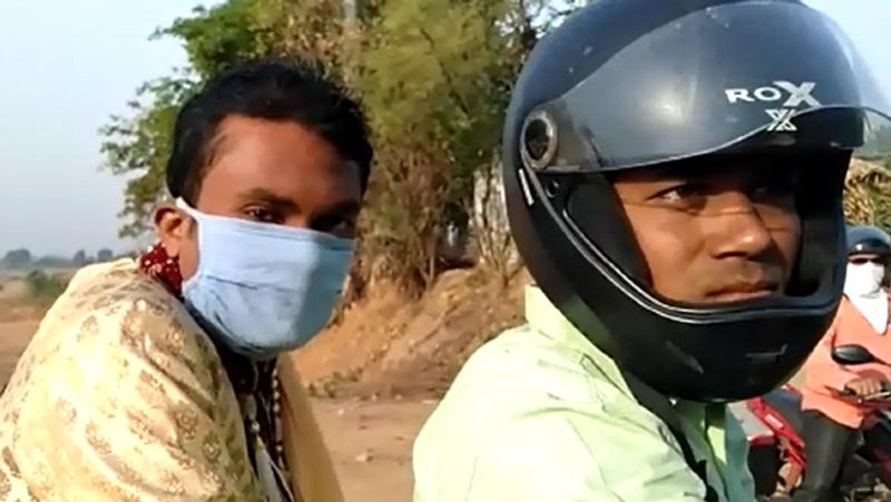 यह दूल्हा घर से बाइक से निकला और रास्ते में करीब डेढ़ किलोमीटर लंबी नंदी हाथ में जूते लेकर पार की। इसके बाद नदी के इस तरफ बाइक लेकर खड़े उसके सुसराल वाले उसे लेकर घर पहुंचे। 