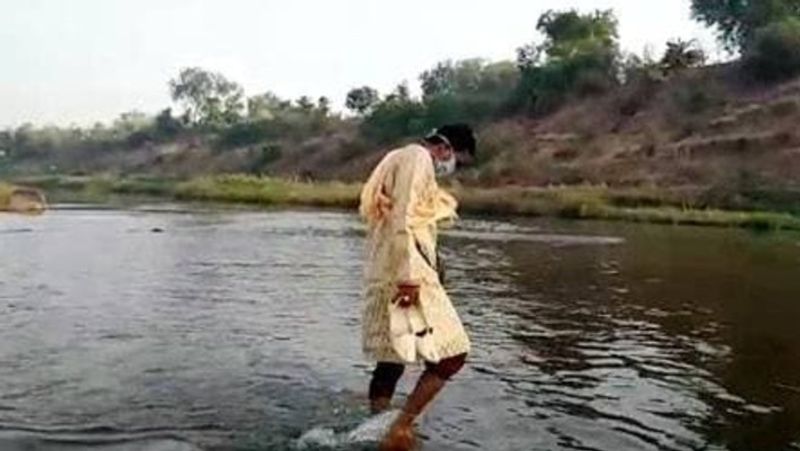  पुल पर बैरिकेट्स लगे होने के कारण प्रशासन वाहनों को निकलने नहीं दिए जा रहे थे। शादी के बाद दूल्हा-दुल्हन को इसी रास्ते से वापस लेकर गया।
