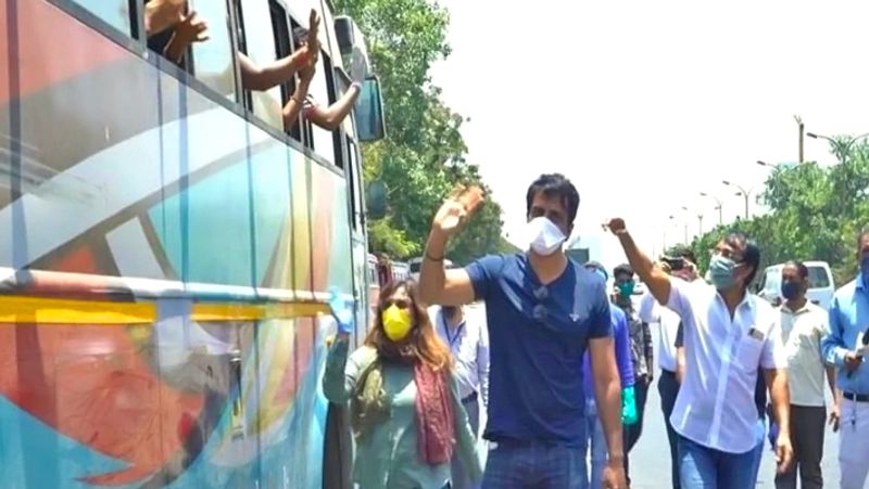 बता दें कि कर्नाटक के मजदूरों को घर पहुंचाने के बाद सोनू सूद ने दूसरे राज्यों के मजदूरों की मदद का जिम्मा उठाया है। हाल ही में उन्होंने यूपी, बिहार और झारखंड के प्रवासी मजदूरों से भरी बसों को मुंबई से रवाना किया। इसके लिए उन्होंने राज्य सरकारों से बकायदा परमिशन भी ली थी। इस काम में उनकी दोस्त नीति गोयल ने भी उनका साथ दिया।