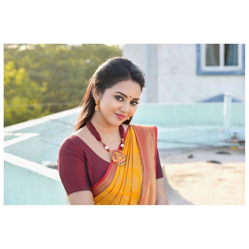 நக்ஷத்ரா, நடிகர் கிருஷ்ணா, ஆகியோர் நடித்து வருகிறார்கள். இதனால் நடிகை வித்யா பிரதீப்பிடம் தொடர்ந்து ரசிகர்கள் இந்த சீரியலில் இருந்து விலகியது ஏன் என கேள்வி எழுப்பி வந்தனர்.
