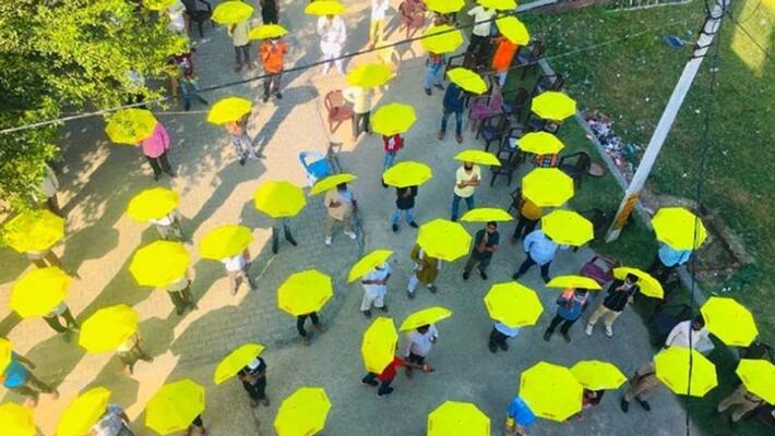 BJP MLA did Umbrella campaign, distributed 1000 umbrellas among people, said socialdistancing will be followed asa BJP MLA did Umbrella campaign, distributed 1000 umbrellas among people, said socialdistancing will be followed asa