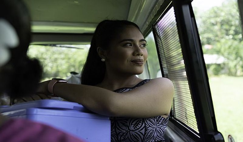फोनो अपने सोशल मीडिया अकाउंट पर लोगों से घर के अंदर रहने, सोशल डिस्टेंसिंग बनाए रखने की भी अपील करती नजर आई। 