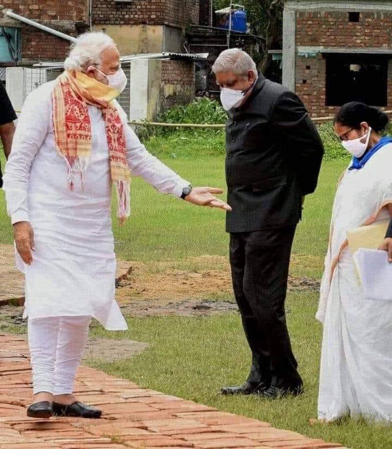 prime minister modi  asking mamtha and west Bengal governor for why standing mud
