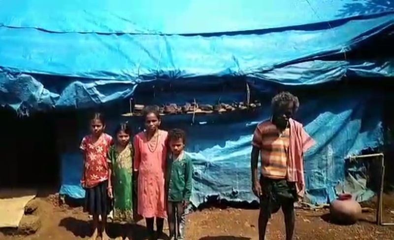 ಕಟ್ಟಿಗೆ ದಾಸ್ತಾನಿನಂತಿರುವ ಸಣ್ಣ ಮನೆ, ಅಡುಗೆ ಕೋಣೆಯಿಂದ ಹಿಡಿದು ಎಲ್ಲವೂ ಅದರಲ್ಲಿಯೇ ನಡೆಯಬೇಕು. ಮಳೆ ಬಂದರೆ ಸೋರುವ ಮೇಲ್ಛಾವಣಿ, ಭದ್ರತೆ ಇಲ್ಲವೇ ಇಲ್ಲ ಇಂತಹ ಅಸಹಾಯಕ ಸ್ಥಿತಿಯಲ್ಲಿಯೇ ಜೀವನ ಕಳೆಯುತ್ತಿದೆ.