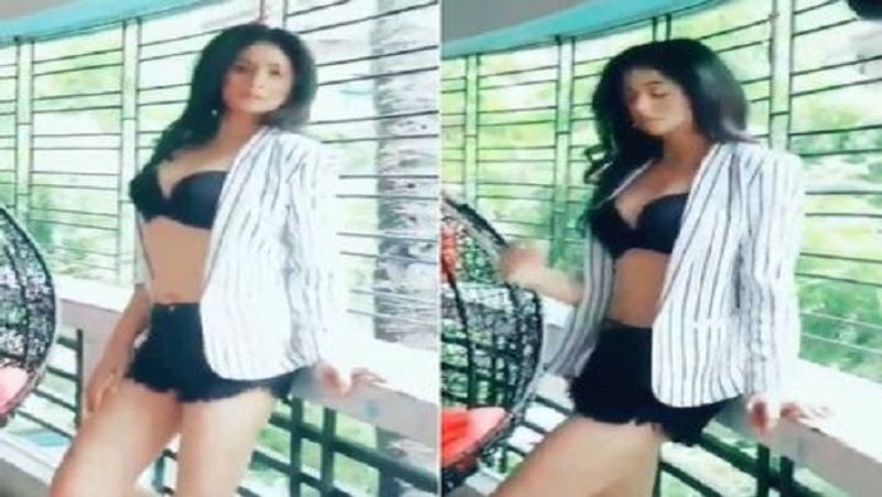 पहली शादी की बात छुपाई थी हसीन ने
विवाद के दौरान एक ऐसी भी स्थिति पिछले साल अप्रैल में आई थी, जब शांति भंग की आशंका में हसीन जहां को गिरफ्तार तक कर लिया गया था। बताया जाता है कि मोहम्मद शमी से शादी करने के पहले 2002 में उन्होंने एक परचून की दुकान चलाने वाले शख्स से शादी कर ली थी, जिससे उन्हें दो बेटियां भी हैं। बाद में उनका तलाक हो गया था, लेकिन इस शादी की बात उन्होंने शमी से छुपा ली थी। 