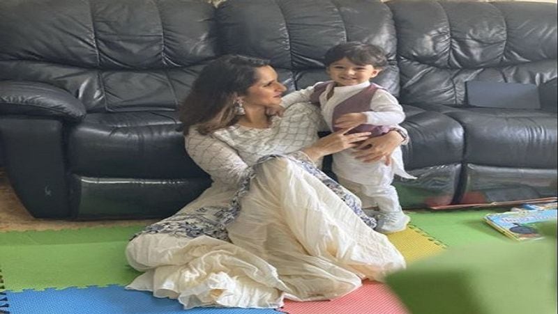 सानिया मिर्जा बेटे के साथ
ईद के मौके पर टेनिस की मशहूर प्लेयर सानिया मिर्जा ने भी अपने बेटे के साथ तस्वीर शेयर की। इस तरह से उन्होंने भी अपने फैन्स को ईद की बधाई दी।