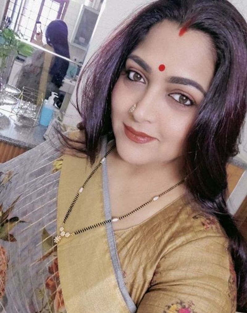 'ನನ್ನ ಪೋಷಕರು ಇಟ್ಟ ಹೆಸರು ಅದು, ನಾನೊಬ್ಬಳು ಖಾನ್ ಅದಕ್ಕೇನೀಗ? ಎಂದು ಪ್ರಶ್ನಿಸಿದ್ದಾರೆ.