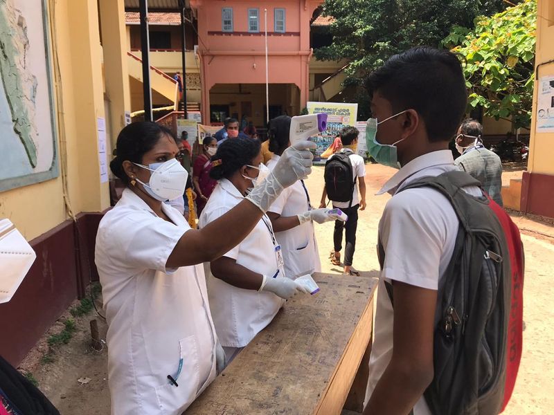 നാഷണൽ സർവീസ് സ്കീം സമഗ്ര ശിക്ഷ കേരള എന്നിവ ചേർന്നാണ് മാസ്ക്കുകൾ തയ്യാറാക്കിയത്. പരീക്ഷാകേന്ദ്രങ്ങൾക്ക് ആവശ്യമായ ഐ.ആർ തെർമോമീറ്ററുകൾ (5000 എണ്ണം), എക്സാമിനേഷൻ ഗ്ലൗസ് (5 ലക്ഷം ജോഡി) എന്നിവ ജില്ലാ വിദ്യാഭ്യാസ ഓഫീസുകൾ മുഖേന വിതരണം നടത്തി.