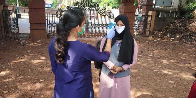 എല്ലാ ഇന്വിജിലേറ്റര്മാരും ട്രിപ്പിള് ലെയര് മാസ്കും കയ്യുറകളും ധരിക്കണം. കയ്യുറകള് ധരിക്കുന്നതിന് മുമ്പും ശേഷവും കൈകളുടെ ശുചിത്വം ഉറപ്പാക്കണം. സിസിടിവി സംവിധാനം മുതലായവ ഉപയോഗിച്ച് പരീക്ഷാ ഹാളിനുള്ളില് ഇന്വിജിലേറ്റര്മാര് ചെലവഴിക്കുന്ന സമയം പരമാവധി കുറയ്ക്കാവുന്നതാണ്.