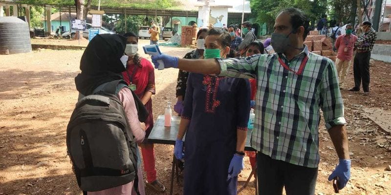 വിദ്യാര്ത്ഥികള്ക്കിടയില് പേനകള്, ഇന്സ്ട്രുമെന്റ് ബോക്സ് തുടങ്ങിയവയൊന്നും കൈമാറ്റം ചെയ്യാന് അനുവദിക്കരുത്. ഉത്തരക്കടലാസുകള് വളരെ ശ്രദ്ധാപൂര്വ്വം കൈകാര്യം ചെയ്യണം.