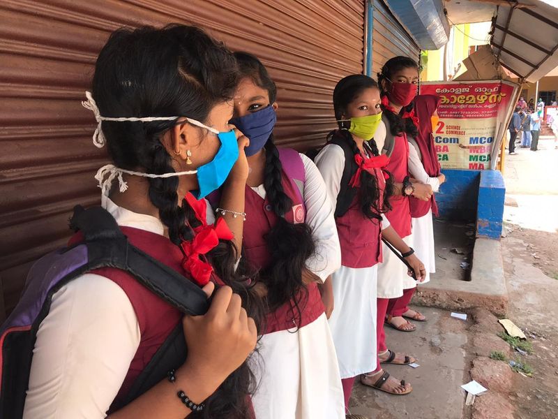 പരീക്ഷയ്ക്ക് അനുവദിച്ച സമയം കഴിഞ്ഞാല് വിദ്യാര്ത്ഥികള് സീറ്റുകളില് നിന്ന് ഓരോരുത്തരായി എഴുന്നേറ്റ് ഉത്തരക്കടലാസുകള് ഒരു വലിയ പ്ലാസ്റ്റിക് ബാഗിലേക്ക് ഇടുക. പരീക്ഷാ ഹാളിലെ എല്ലാ വിദ്യാര്ത്ഥികളും ഈ രീതിയില് ഉത്തരക്കടലാസുകള് നിക്ഷേപിച്ചു കഴിഞ്ഞാല് ഇന്വിജിലേറ്റര് പ്ലാസ്റ്റിക് ബാഗ് കെട്ടി സീല് ചെയ്യേണ്ടതാണ്.