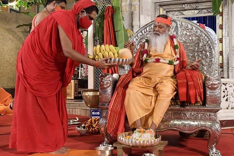 ಶ್ರೀ ಗಣಪತಿ ಸಚ್ಚಿದಾನಂದ ಸ್ವಾಮೀಜಿ ಕೊರೋನಾ ವಿಮುಕ್ತಿಗಾಗಿ ಪ್ರತಿದಿನ ವಿಶೇಷ ಪೂಜೆ ಹಾಗೂ ಹೋಮಗಳನ್ನು ಮಾಡಿದ್ದಾರೆ.