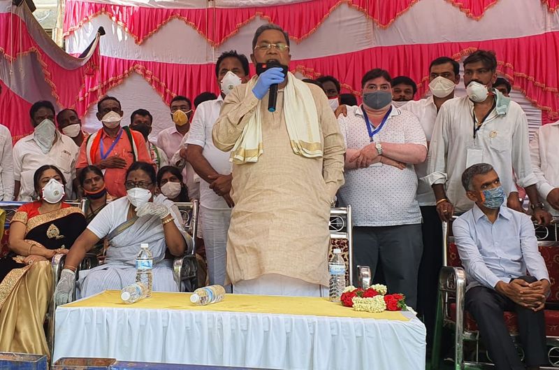 ಮೈಶುಗರ್ ಕಾರ್ಖಾನೆಯನ್ನು ಸರ್ಕಾರಿ ಸ್ವಾಮ್ಯದಲ್ಲೇ ಉಳಿಸಲು ಸರ್ಕಾರದ ಮೇಲೆ ಒತ್ತಡ ಹೇರುವಂತೆ ಮಂಡ್ಯ ಜಿಲ್ಲಾ ರೈತ ಹಿತರಕ್ಷಣಾ ಸಮಿತಿ ಮುಖಂಡರು ಸಿದ್ದರಾಮಯ್ಯ ಅವರಿಗೆ ಮನವಿ ಸಲ್ಲಿಸಿದರು. ರೈತ ಮುಖಂಡರಾದ ಸುನಂದಾ ಜಯರಾಂ ಮತ್ತಿತರರು ಹಾಜರಿದ್ದರು.