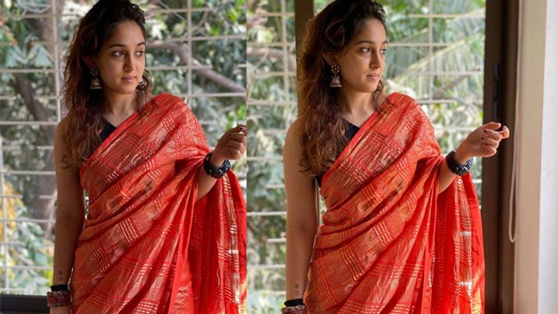 ಸೀರೆಗೆ ಬ್ಲಾಕ್ ಸ್ಲೀವಲೆಸ್ ಬ್ಲೌಸ್ ಜೊತೆಗೆ ಸ್ಪೋರ್ಟ್ಸ್ ವಾಚ್ ಧರಿಸಿ ಸಾಪ್ರಂದಾಯಿಕ ಉಡುಗೆಗೆ ಮಾಡ್ರನ್ ಟಚ್ ನೀಡಿದ್ದಾರೆ ಈರಾ .