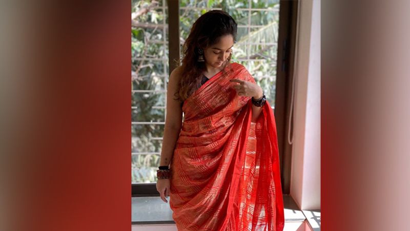 'ಈದ್ ಮುಬಾರಕ್! ನನ್ನಿಂದ ಮತ್ತು ನನ್ನಿಂದ ಯಶಸ್ವಿಯಾಗಿ ಸ್ವಯಂ-ಉಟ್ಟುಕೊಂಡ ಸೀರೆಯಿಂದ ನಿಮಗೆ!' ಎಂಬ ಕ್ಯಾಪ್ಷನ್ ಜೊತೆ ಈದ್ ಸಮಯದಲ್ಲಿ ಈರಾ ರೆಡ್ ಹಾಗೂ ಸಿಲ್ವರ್ ಕಾಂಬಿನೇಷನ್ನ ಸೀರೆ ಉಟ್ಟು ಫೋಸ್ ನೀಡಿದ್ದಾರೆ. 