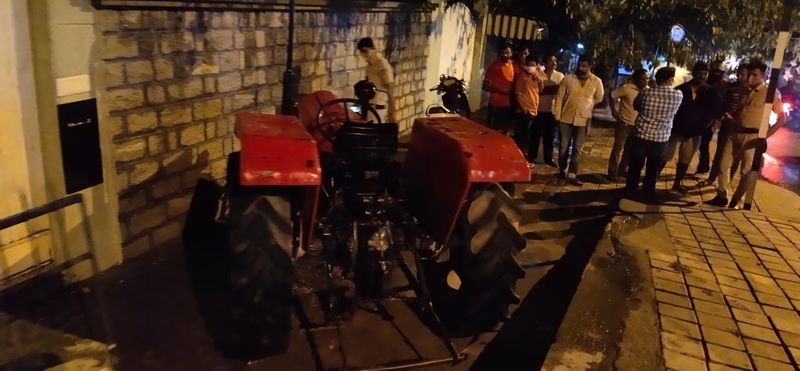 ಸ್ಥಳಕ್ಕೆ ಬನಶಂಕರಿ ಸಂಚಾರಿ ಪೊಲೀಸರು ಭೇಟಿ ನೀಡಿ ಪರಿಶೀಲನೆ ನಡೆಸಿದ್ದಾರೆ.