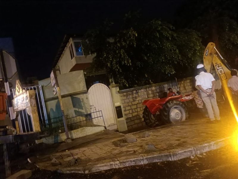 ಜೆಸಿಬಿ ಮೂಲಕ್ ಟ್ರಾಕ್ಟರ್ ಸ್ಥಳಾಂತರ ಮಾಡಲಾಗಿದೆ.