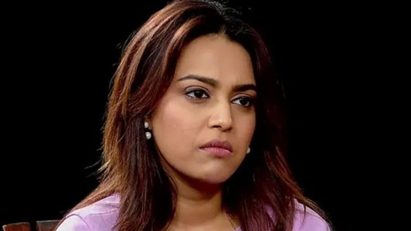 पाकिस्तान में विमान हादसा होने के बाद स्वरा भास्कर ने ट्वीट करते हुए लिखा था, 'बेहद दुखद, पीड़ित परिवारों को लिए संवेदना और इस हादसे में पीड़ितों के लिए प्रार्थना। इस हादसे में चमत्कारी तौर बचे लोगों के लिए प्रार्थना करती हूं और कराची और लाहौर में अपने दोस्तों की सुरक्षा के लिए प्रार्थना करती हूं।'