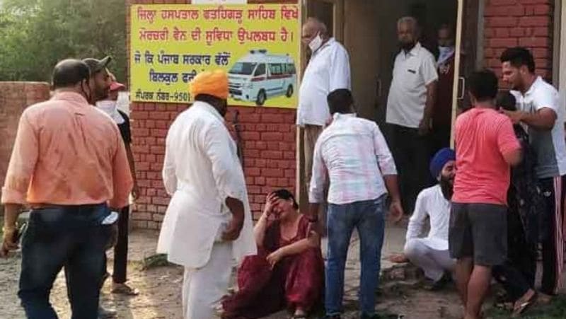 बता दें कि तीनों दोस्तों की उम्र 20 से 22 वर्ष है। वह बेहद करीबी दोस्त थे, दिन में एक दूसरे को मिले बगैर नहीं रहते थे। इन दिनों लॉकडाउन के चलते कभी कभार मिल पाते थे। सुखचैन सिंह व उज्जवल सूद ने हाल ही में आइलेट्स की परीक्षा पास की थी। वह कनाडा जाने की तैयारी में थे। लॉकडाउन के कारण वीजा प्रक्रिया रुकी हुई थी। अमितोज बीकॉम प्रथम वर्ष का छात्र था।
