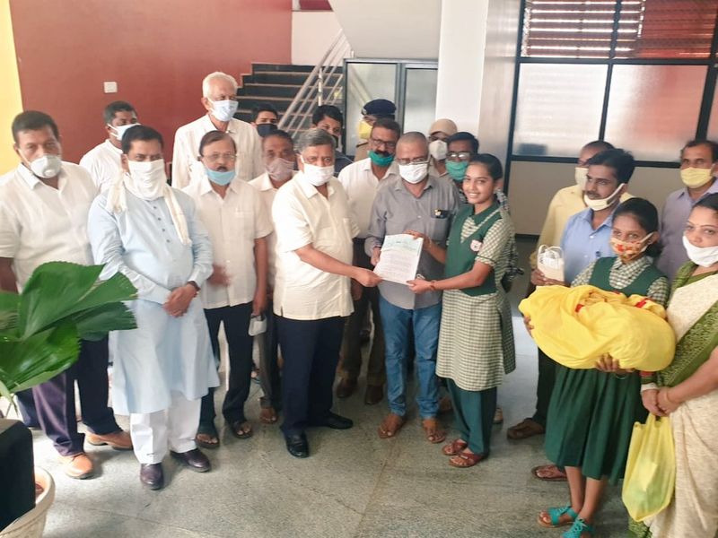 ಶ್ರೇಯಾ ತಯಾರಿಸಿದ ಒಂದು ಸಾವಿರ ಮಾಸ್ಕ್ಗಳನ್ನ ಜಿಲ್ಲಾ ಉಸ್ತುವಾರಿ ಸಚಿವ ಜಗದೀಶ ಶೆಟ್ಟರ್ ಮೂಲಕ ರಾಜ್ಯ ಸರ್ಕಾರಕ್ಕೆ ಹಸ್ತಾಂತರ 