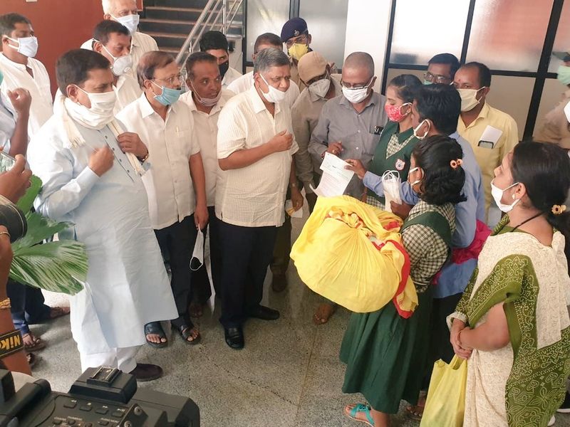 ಶ್ರೇಯಾ ಕಾರ್ಯಕ್ಕೆ ಮೆಚ್ಚುಗೆ ವ್ಯಕ್ತಪಡಿಸಿದ ಸಚಿವ ಜಗದೀಶ ಶೆಟ್ಟರ್, ಕೇಂದ್ರ ಸಚಿವ ಸುರೇಶ ಅಂಗಡಿ 