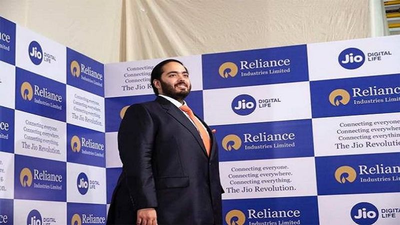 जियो में हो रहा काफी निवेश
अनंत अंबानी को जियो प्लेटफॉर्म में ऐसे समय में अहम जिम्मेदारी दी गई है , जब कपंनी में निवेश लगातार बढ़ता जा रहा है। हाल ही में अमेरिका की इक्विटी फर्म केकेआर ने जियो में 1.5 अरब डॉलर (करीब 11,367 करोड़ रुपए) के निवेश की घोषणा की गई है। खबरों के मुताबिक, केकेआर जियो प्लेटफॉर्म में 2.32 फीसदी हिस्सेदारी खरीदेगी।