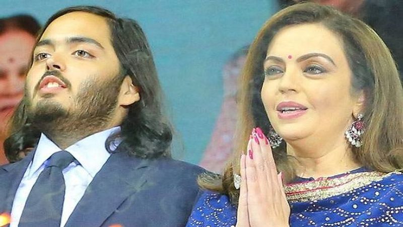 आईपीएल में आते रहे हैं नजर
अनंत अंबानी रिलायंस इंडस्ट्रीज की आईपीएल टीम मुंबई इंडियंस के मैचों में अपनी मां नीता अंबानी के साथ नजर आते रहे हैं। गुजरात के जामनगर रिफाइनरी में सोशल और फाउंडेशन वर्क के लिए भी उन्हें जाना जाता है।

