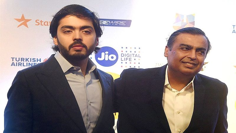 अनंत अंबानी से बड़ी उम्मीदें
एडिशनल डायरेक्टर के रूप में अपनी पहली स्पीच में अनंत अंबानी ने कहा- रिलायंस मेरी जान है। वे अपने दादा और रिलायंस इंडस्ट्रीज लिमिटेड के फाउंडर धीरूभाई अंबानी की बर्थ एनिवर्सरी पर बोल रहे थे। अनंत अंबानी का ज्यादातर समय गुजरात के जामनगर में बीता है। उनकी शिक्षा धीरूभाई अंबानी इंटरनेशनल स्कूल में हुई। 2017 में उन्होंने अमेरिका की ब्राउन यूनिवर्सिटी से ग्रैजुएशन किया। 