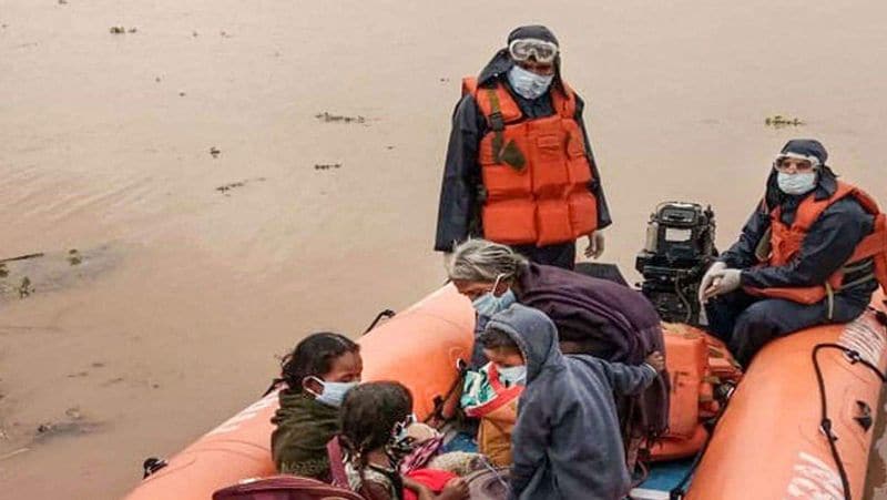राज्य में तमाम लोग ऐसे हैं, जिनके घर पानी में डूब गए हैं। एनडीआरएफ की टीम उन्हें राहत शिविरों में ले जाती। 