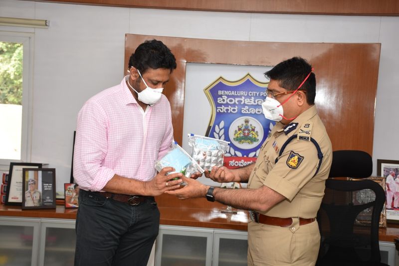 ನಗರ ಪೊಲೀಸ್ ಆಯುಕ್ತ ಭಾಸ್ಕರ್ ರಾವ್ ಅವರಿಗೆ ಸಾಂಕೇತಿಕವಾಗಿ ಕಿಟ್ ಹಸ್ತಾಂತರಿಸಿದ ಕುಂಬ್ಳೆ.