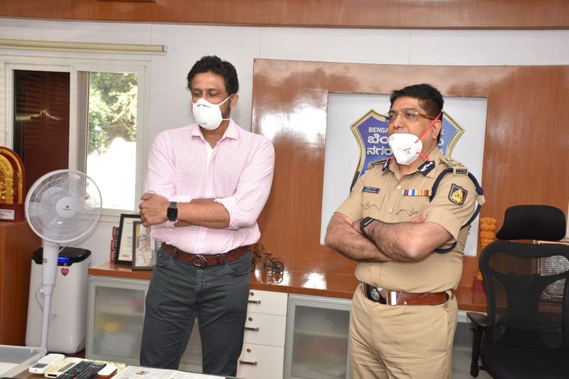 ಯುವ ಎನ್ನುವ NGO ಜೊತೆಗೂಡಿ ಪೊಲೀಸರಿಗೆ ಸೇಫ್ಟಿ ಕಿಟ್ ವಿತರಿಸಿದ ಅನಿಲ್ ಕುಂಬ್ಳೆ