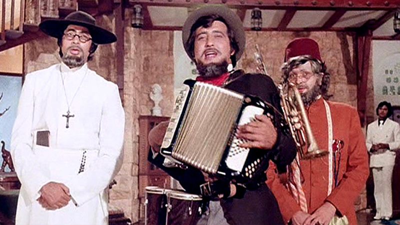 उन्होंने फिल्म से जुड़ा एक किस्सा शेयर करते हुए बताया- 'जब मन जी (मनमोहन देसाई) मुझे इस फिल्म का आइडिया सुनाने आए.. और जब उन्होंने इसका टाइटल बताया.. मुझे लगा कि वे होश में नहीं हैं.. 70 के दशक में एक समय पर जब फिल्मों के टाइटल बहन, भाभी और बेटी के आसपास घूमते थे, ये उससे बिल्कुल ही अलग था... लेकिन...'।