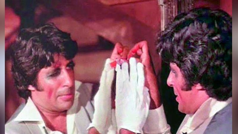फिल्म के फेमस 'मिरर सीन' के बारे में उन्होंने बताया था- ये सीन आरके स्टूडियो के तीसरे फ्लोर पर शूट हुआ था, मनमोहन देसाई उस वक्त एक साथ दो फिल्मों की शूटिंग कर रहे थे... परवरिश और AAA... दोनों आरके स्टूडियोज में शूट हो रही थीं। पहले फ्लोर पर मैं, विनोद और अमजद 'परवरिश' का क्लाइमेक्स एक्शन कर रहे थे, वहीं तीसरे फ्लोर पर इस सीन की शूटिंग चल रही थी। मन जी ने मुझसे कहा, 'तुम इस मिरर सीन की रिहर्सल करो, मैं जरा उस फ्लोर पे शॉट लेकर आता हूं। लेकिन जब वे वापस आए तो मैं ये सीन असिस्टेंट डायरेक्टर के साथ शूट कर चुका था।'