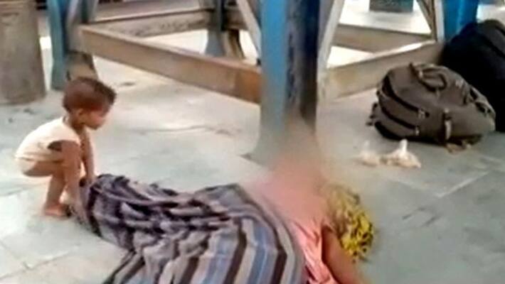 Baby playing with the body of a mother who died of hunger. !! Video of the mind. Baby playing with the body of a mother who died of hunger. !! Video of the mind.