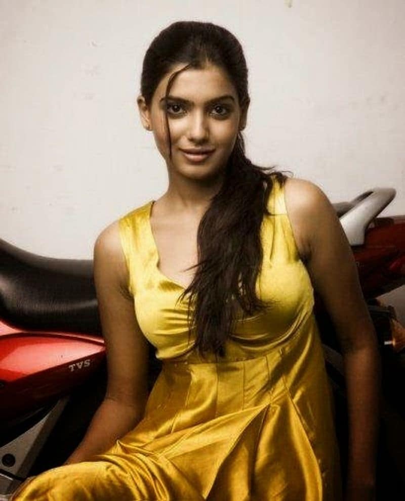 Some started giving gyaans, "Isn’t right to target your costar by forming a group with 2 other ladies on social media platform. Samantha you are just a plastic beauty #WeSupportPoojaHegde"