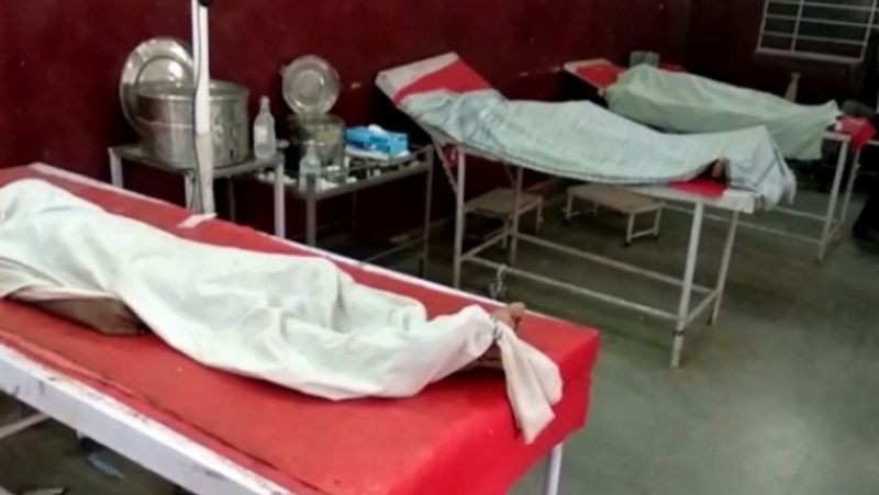 जब तीनों की एक साथ अर्थी निकाली गई और साथ ही उनका अंतिम संस्कार किया गया। जवान बेटों की दर्दनाक मौत से उनके परिजनों का रो-रोकर बुरा हाल है।
