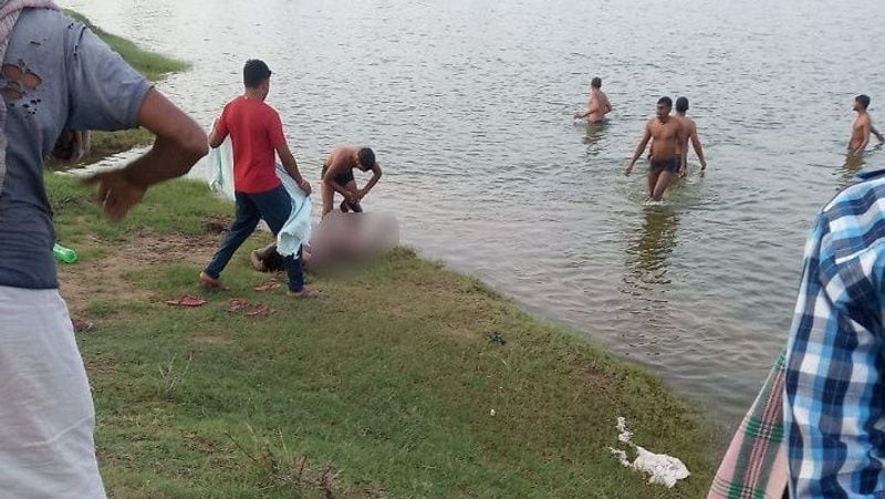 बता दें कि तीनो के घरवाले उनको तलाशते हुए नदी के पास जा पहुंचे, जहां उनके कपड़े और उनकी बाइक किनारे पर खड़ी मिली। काफी देर तक इंतजार करने के बाद जब वह दिखाई नहीं दिए तो गोताखोरों को बुलाकर उनकी तलाशी की गई। जहां उनके पानी में से शव मिले।