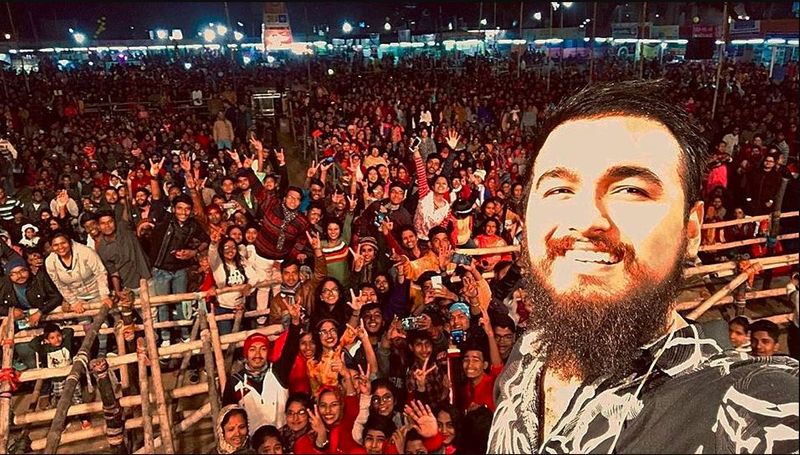 প্রথম আলো-কে যখন বিয়ের কথা জানাচ্ছিলেন নোবেল, সে সময় তিনি খিলগাঁও-এ আত্মীয় বাড়িতে ভোজ খেতে গিয়েছিলেন।