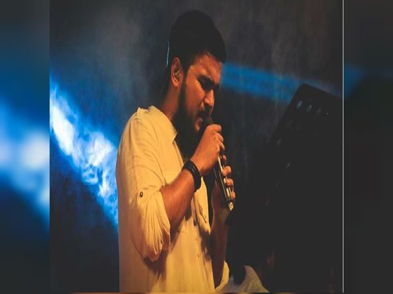 আমেরিকা থেকে ফিরে এসে সালসাবিলের সঙ্গে সাক্ষাৎ করেছিলেন নোবেল। বিতর্কিত এই গায়ক জানিয়েছেন, আড়াই মাসের চুটিয়ে প্রেম। এরপরই বিয়ের সিদ্ধান্ত নেন নোবেল ও সালসাবিল।